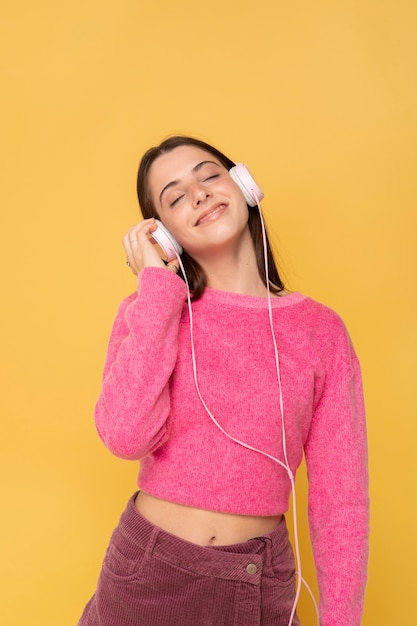 Portrait d'une adolescente se bouchent