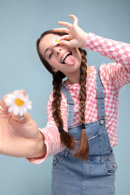 Portrait d'une adolescente se bouchent