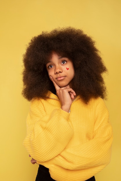 Photo gratuite portrait d'une adolescente se bouchent