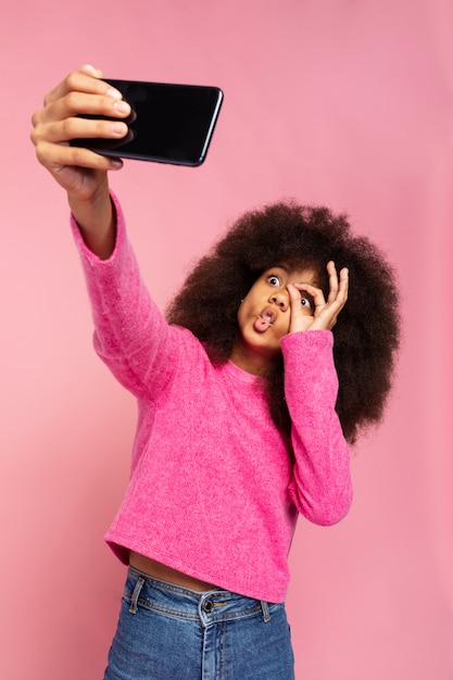 Portrait d'une adolescente se bouchent