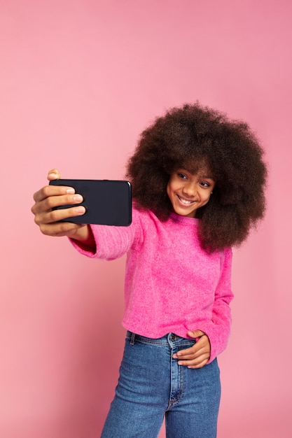 Photo gratuite portrait d'une adolescente se bouchent