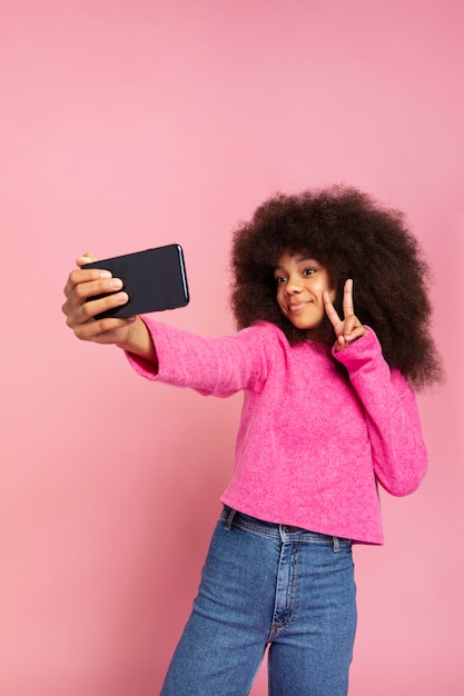 Portrait d'une adolescente se bouchent