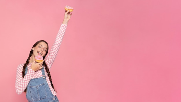 Photo gratuite portrait d'une adolescente se bouchent