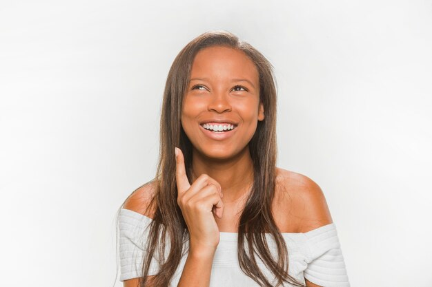 Portrait d&#39;une adolescente souriante contemplée