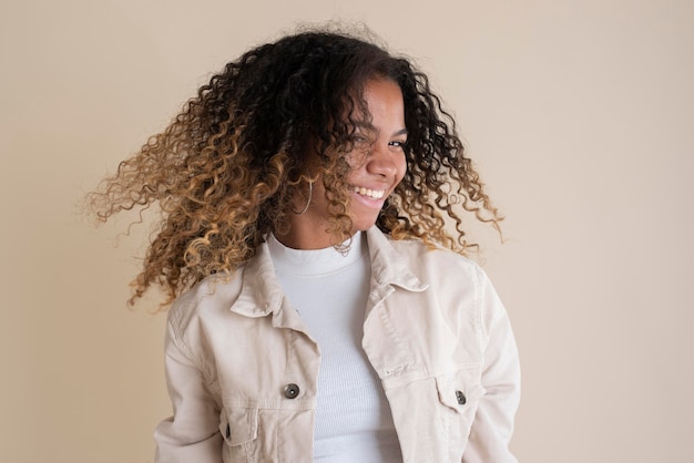 Portrait d'une adolescente souriante