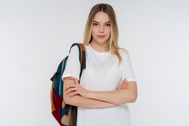 Portrait d'une adolescente tenant son sac à dos