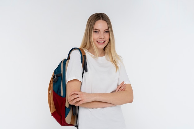 Photo gratuite portrait d'une adolescente tenant son sac à dos
