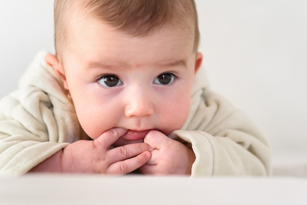 Un Petit Enfant Est Allonge Sur Un Lit En Bois Sous Une Couverture Bebe Sucer Le Doigt Concept D Enfance De Sante Et En F Meubles Pour Enfants Interieur Produits En Bois Un Petit Enfant Est Allonge Sur Un Lit En Bois Sous Une Couverture Bebe Sucer Le Doigt Concept D Enfance De Sante Et En F Meubles Pour Enfants Interieur Produits En Bois