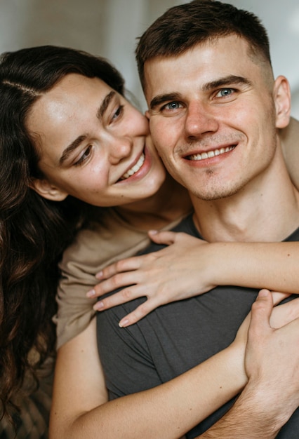 Photo gratuite portrait d'adorable couple amoureux