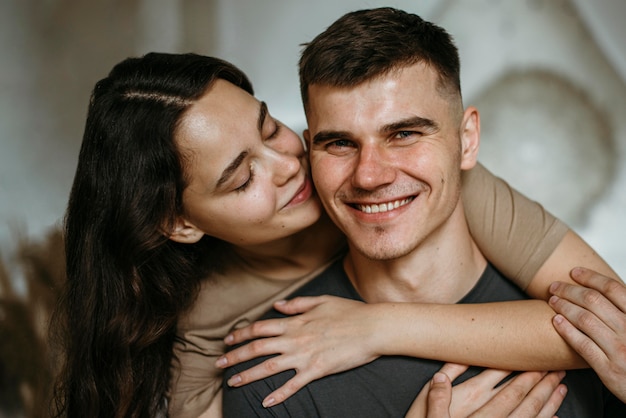 Photo gratuite portrait d'adorable couple amoureux