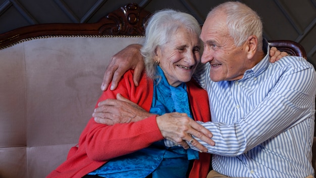 Photo gratuite portrait d'un adorable couple de personnes âgées