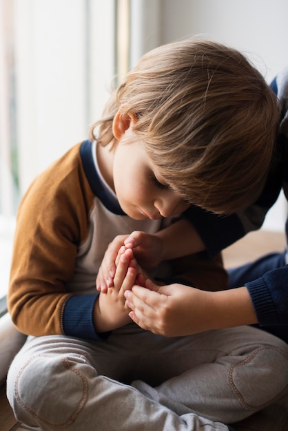 Portrait de l'adorable enfant apprenant à prier