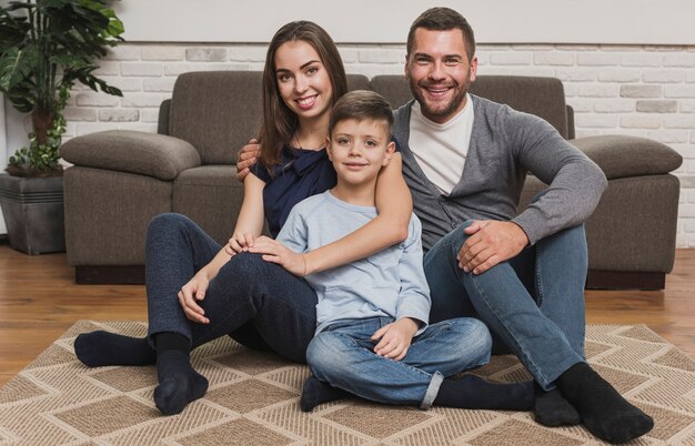 Portrait de l'adorable famille posant