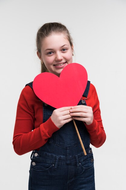 Portrait de l'adorable jeune fille posant