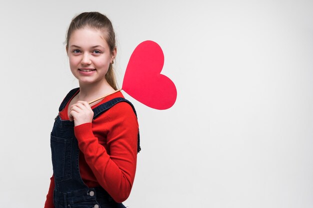Portrait de l'adorable jeune fille posant