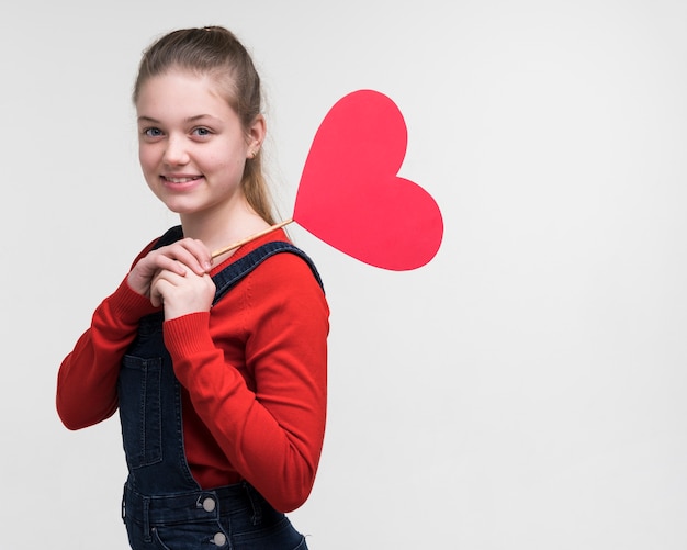 Portrait de l'adorable jeune fille posant