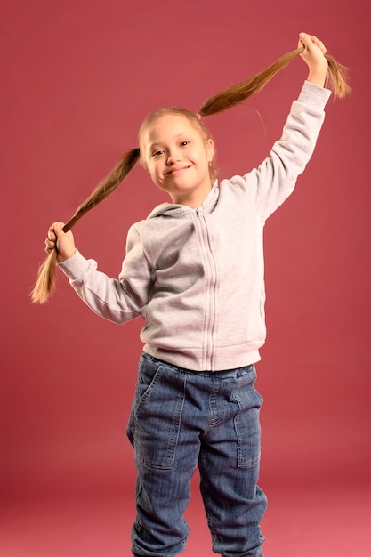 Portrait de l'adorable jeune fille posant