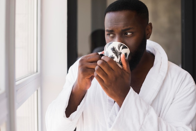 Portrait, adulte, mâle, apprécier, tasse, café