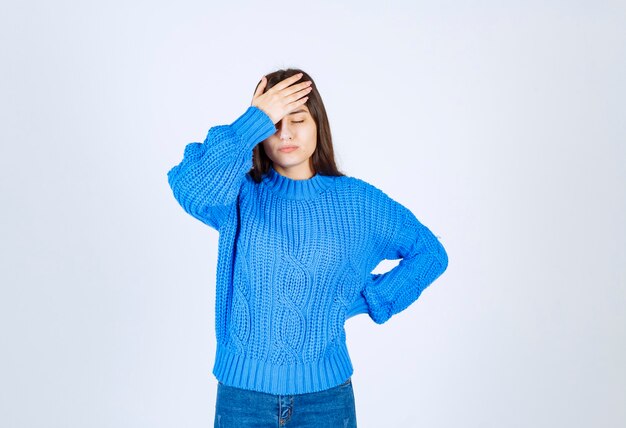 Portrait agacé jeune fille faisant facepalm masquer le visage fermer les yeux se pencher la tête en bas.