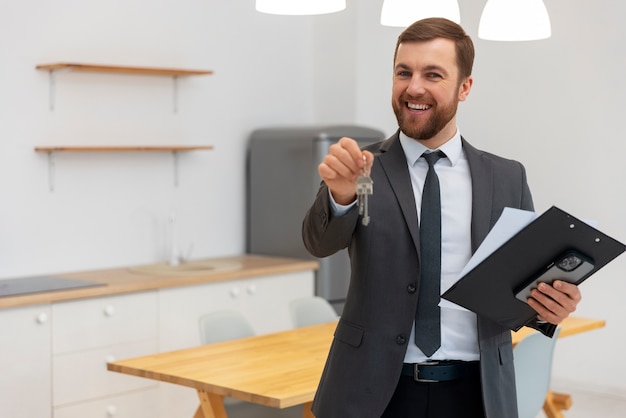 Photo gratuite portrait d'agent immobilier masculin