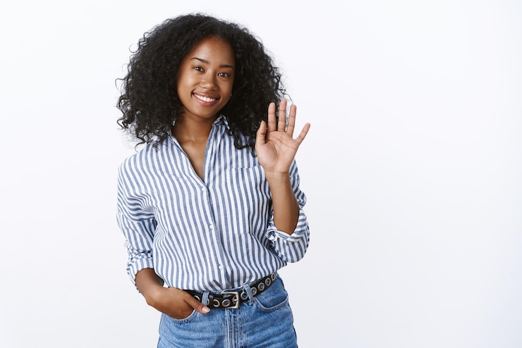 Photo gratuit portrait agréable femme afro-américaine amicale, agitant la main