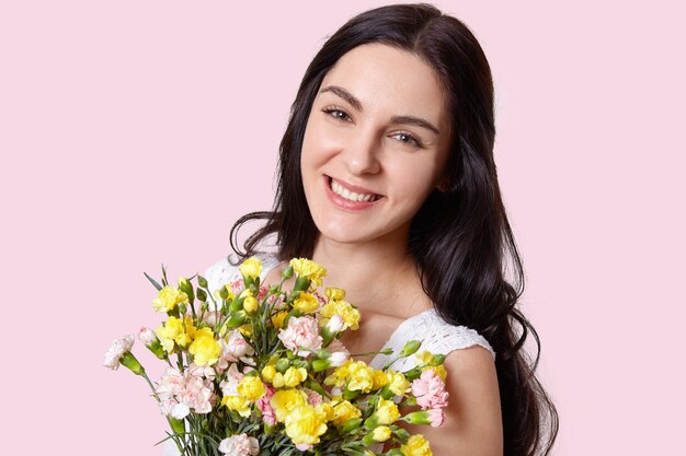 Portrait, de, agréable, regarder, femme, à, cheveux foncés