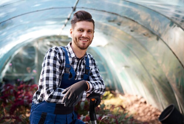 Portrait d'agriculteur avec pelle