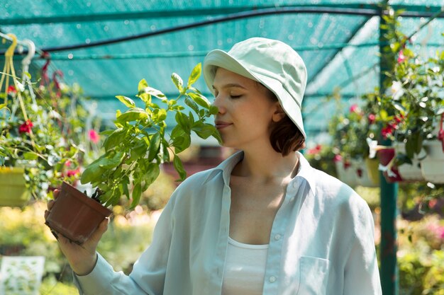 Portrait d'agricultrice travaillant dans sa serre