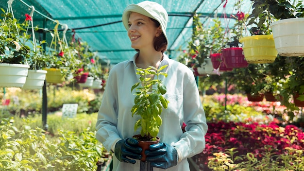 Portrait d'agricultrice travaillant dans sa serre