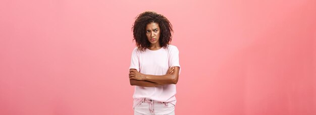 Portrait d'une amie afro-américaine triste et sombre offensée croisant les bras sur la poitrine en protection