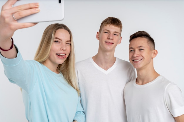 Portrait d'amis adolescents prenant un selfie