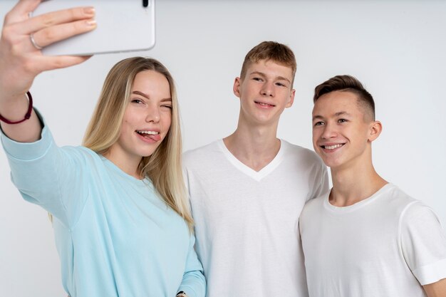 Portrait d'amis adolescents prenant un selfie