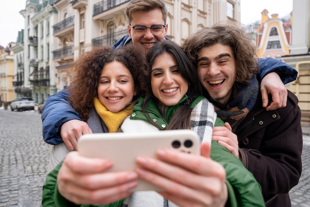 Photo gratuite portrait d'amis s'amusant ensemble