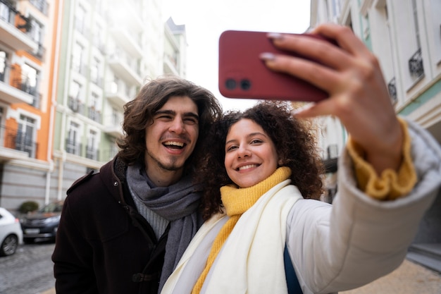 Photo gratuite portrait d'amis s'amusant ensemble