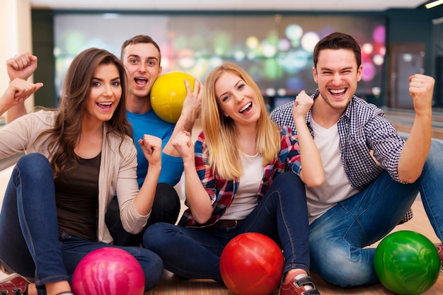 Portrait d'amis souriants au bowling