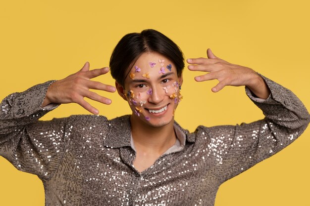 Portrait amusant avec des décorations collées sur le visage