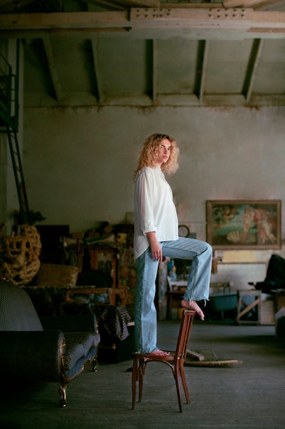 Portrait analogique d'une belle femme posant à l'intérieur sur une chaise