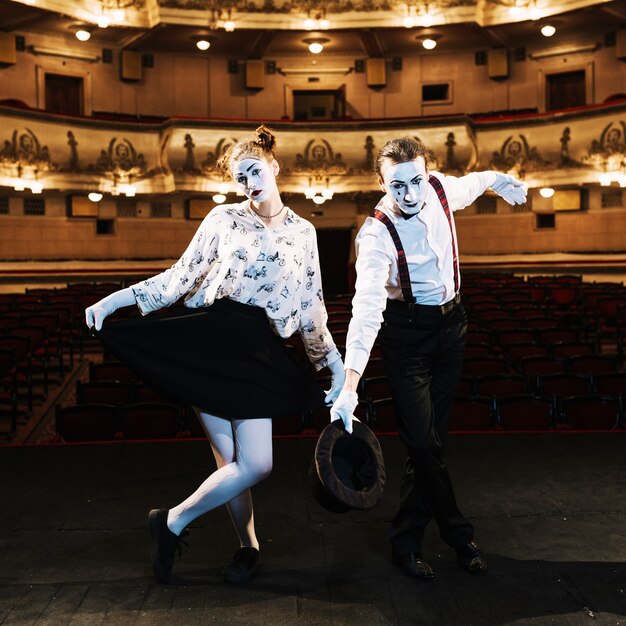 Portrait de l&#39;artiste mime debout dans l&#39;accueil de l&#39;auditorium