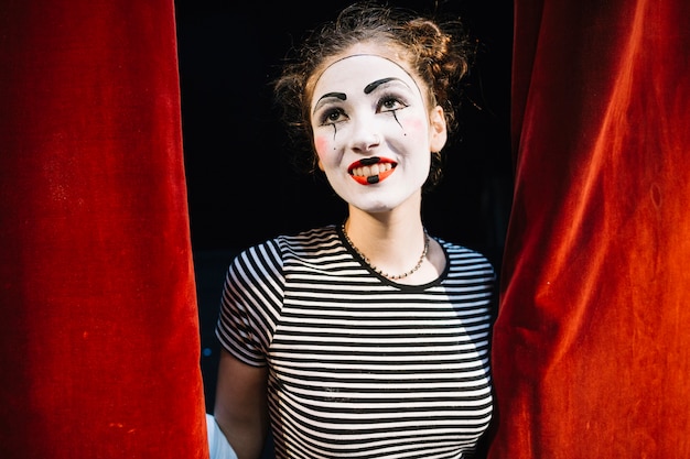 Photo gratuite portrait d'un artiste mime féminin contemplé