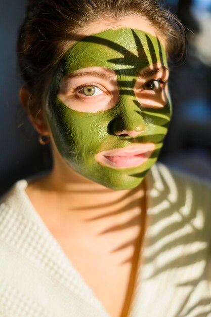 Portrait artistique de femme portant un masque facial
