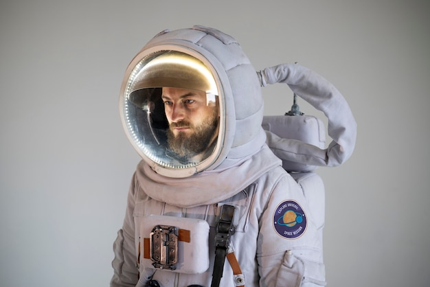 Photo gratuite portrait d'un astronaute masculin entièrement équipé en combinaison spatiale
