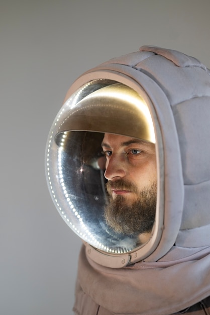 Portrait d'un astronaute masculin entièrement équipé