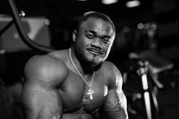 Portrait d'un athlète afro-américain. épaules musclées fortes et menton masculin. photographie en noir et blanc.