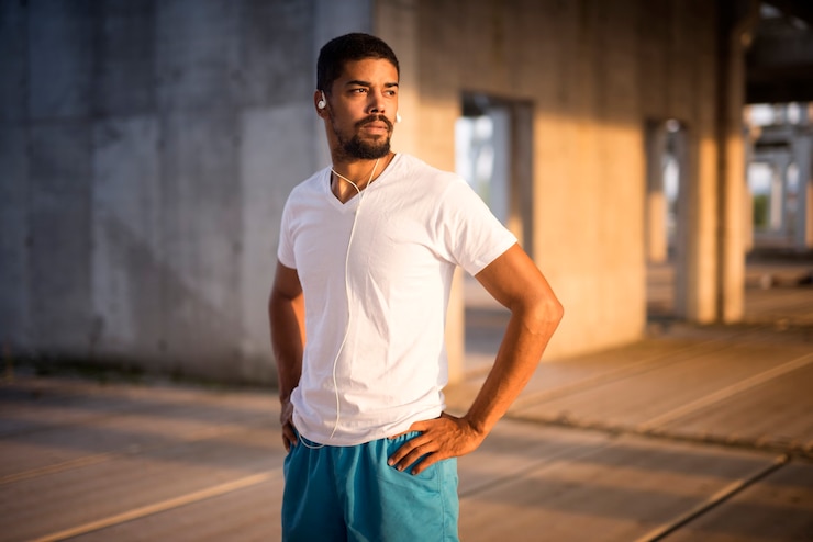 Photo gratuit portrait d'athlète en forme sportive avec des écouteurs se concentrer pour la formation