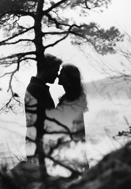 Un portrait d'un baiser en noir et blanc.