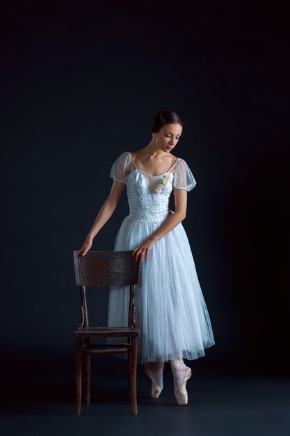 Portrait de la ballerine classique en robe blanche sur espace noir