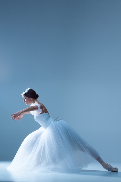 Portrait de la ballerine sur mur bleu