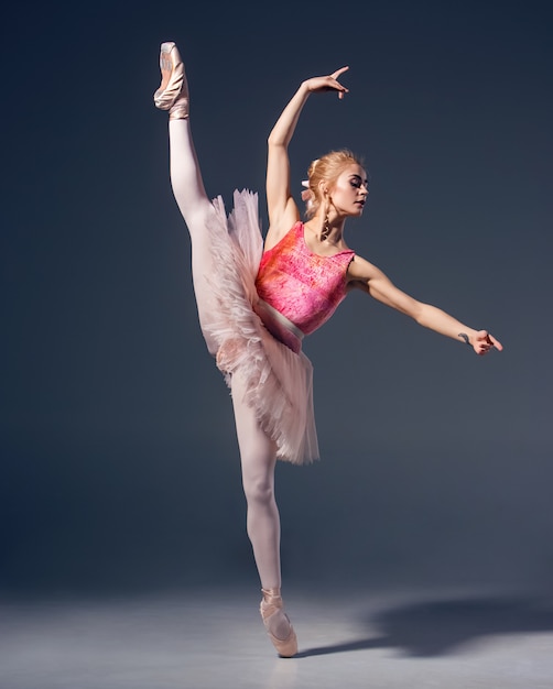 Photo gratuite portrait de la ballerine en pose de ballet