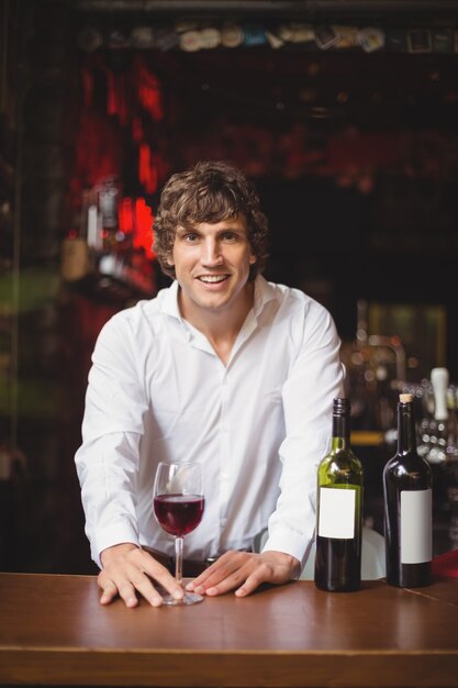 Portrait de bar tendre avec verre de vin rouge