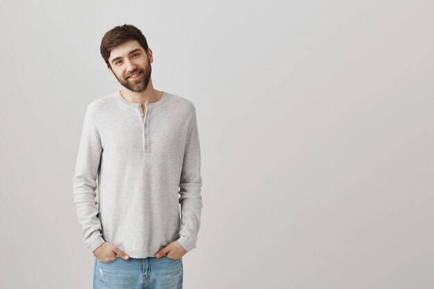 Portrait barbu d'un jeune homme avec un chemisier blanc